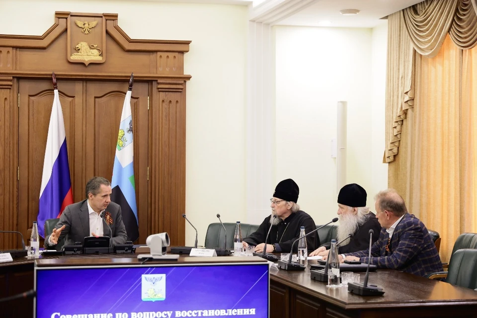 В конце текущего месяца на месте сгоревшего храмового комплекса вновь проведут совещание по вопросу его восстановления.