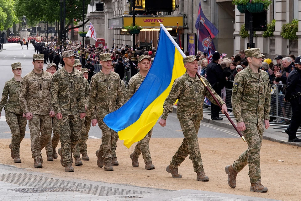 В Лондоне прошел парад в честь 80-летия победы над нацистской Германией, в котором маршировали украинские военные.