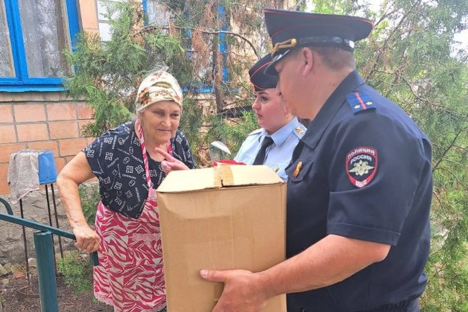 Елене Бондарь принесли букет и подарок. ФОТО: Пресс-служба МВД по Луганской Народной Республике