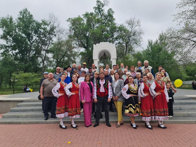 В День города Тараклии руководство города, сторонники блока «Победа», местная администрация и горожане возложили цветы у ротонды в парке им.Юрия Гагарина.