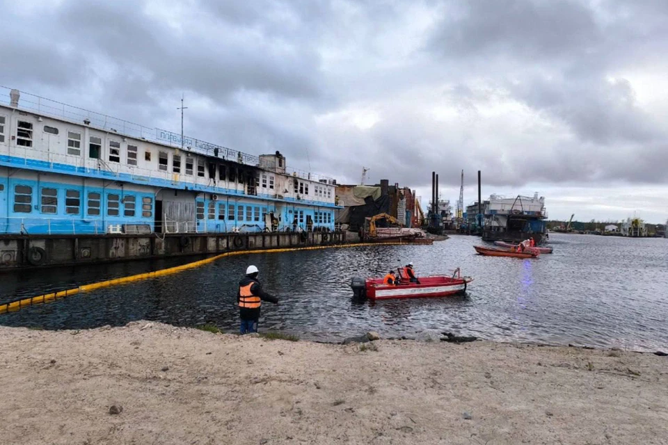 Транспортная прокуратура разберется в причинах пожара на плавучей мастерской.