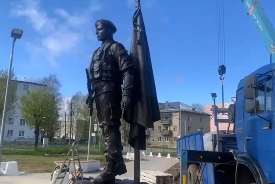 В Тутаеве установили бронзовую фигуру солдата.