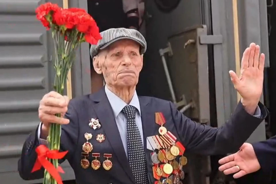 Виктор Кривашов отправился в Москву на парад Победы. Фото: телеграм-канал Дмитрия Махонина.