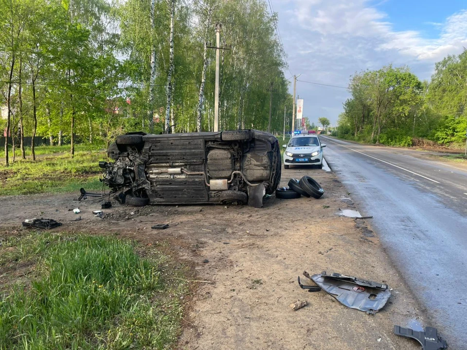 «Киа Сид» перевернулась на бок.