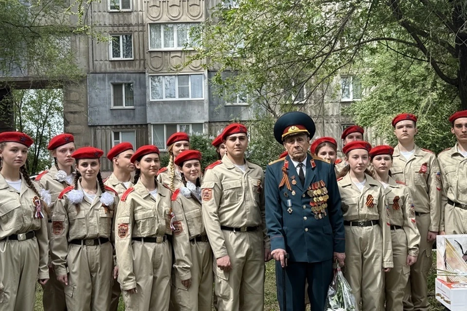 В Алчевске прошёл «Парад у дома ветерана»