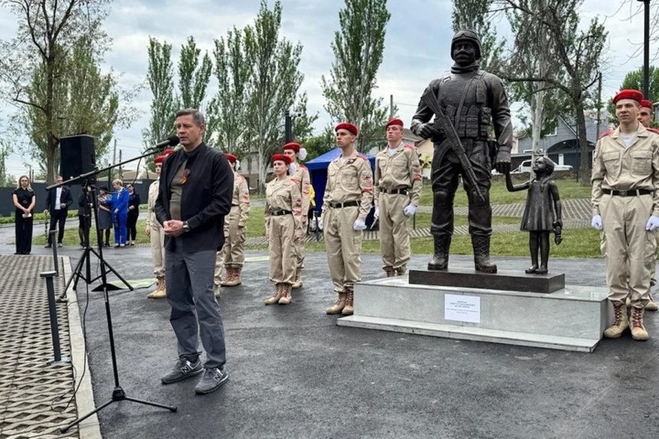 В сквере установили памятник солдатам-освободителям «Во имя жизни»