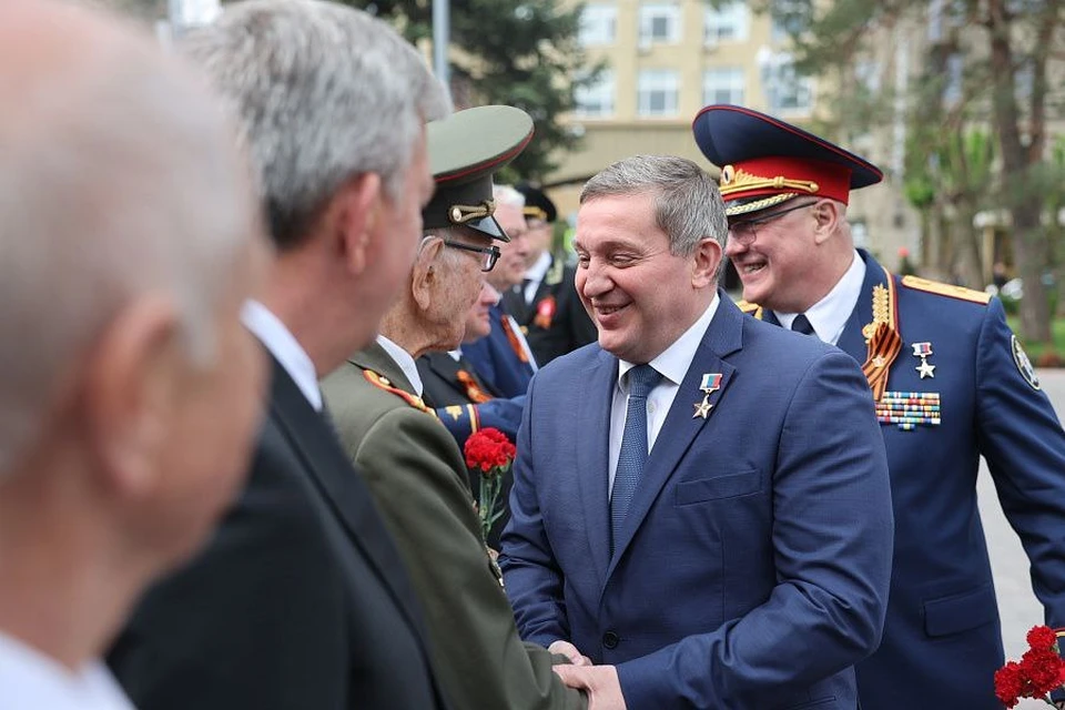 В возложении принял участие ветеран Александр Медков. Фото: администрация области.