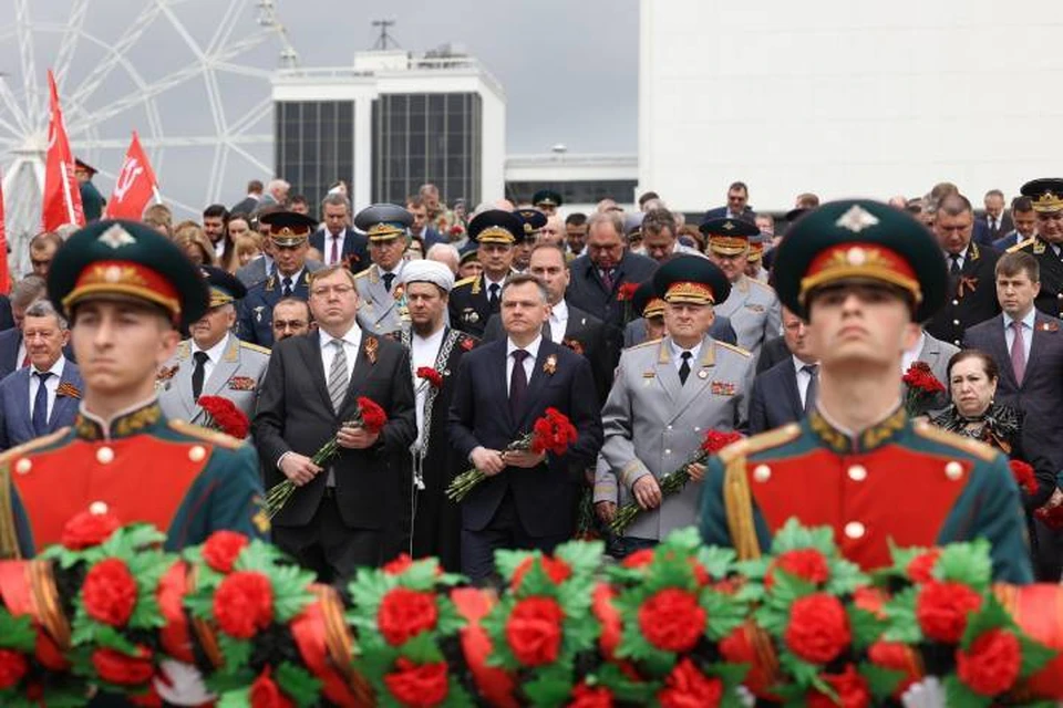 В Ростове состоялось торжественное возложение гирлянды Славы. Фото: Пресс-служба правительства области.