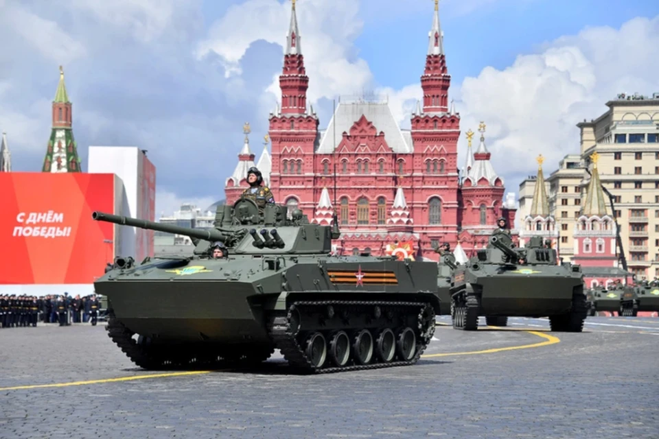Военная техника движется в центр Москвы для участия в Параде Победы