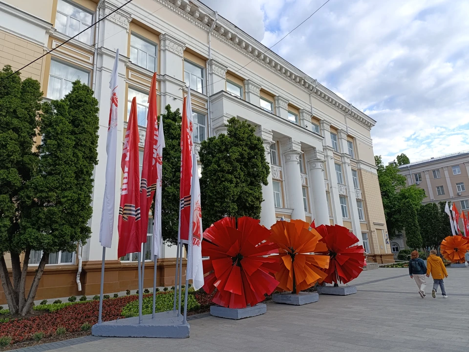 В преддверии праздника город украсили тематическими флагами.