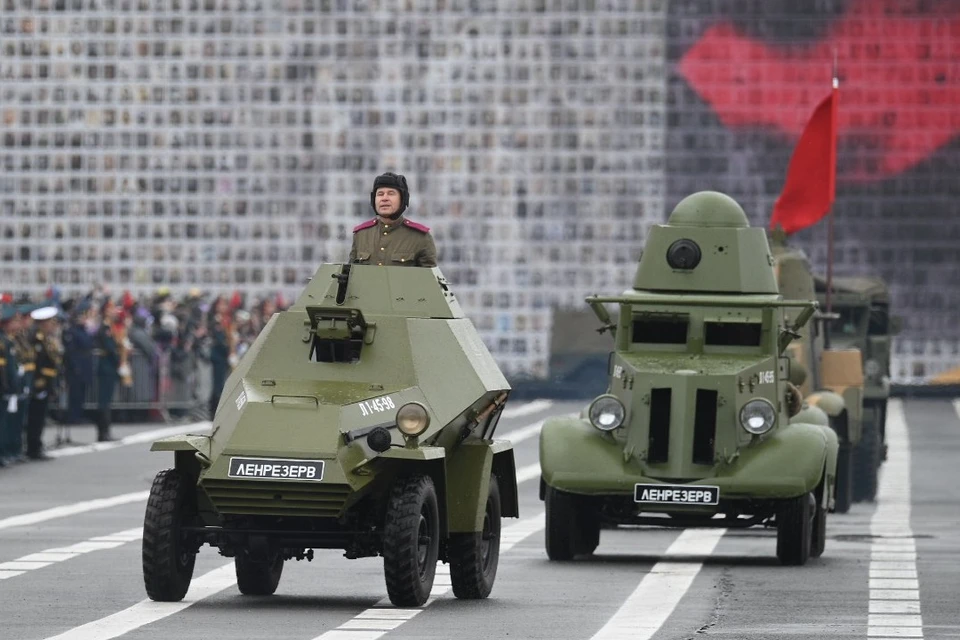 На Дворцовой начался праздник Победы.