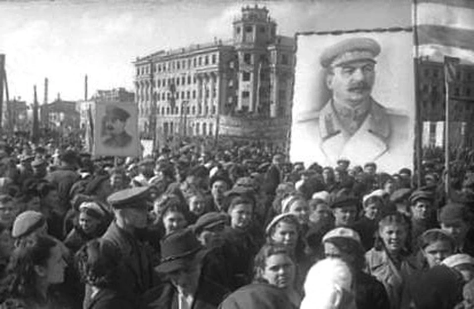 Митинг на площади 20-летия Октября(площадь Ленина). Фото из фондов Воронежского краеведческого музея