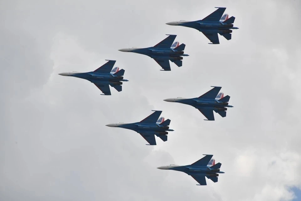 Воздушная часть парада Победы началась на Красной площади в Москве