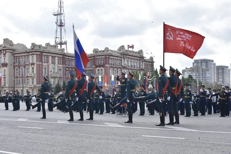 Пешие и механизированные колонны прошли по Театральной площади в Ростове