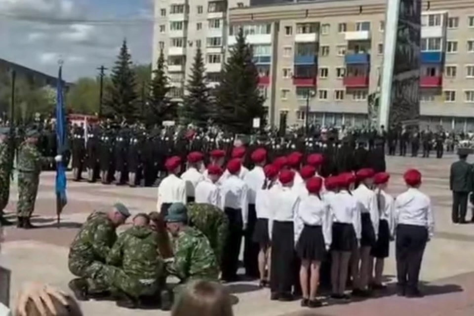Помощь потерявшей сознание девушке оказывали участники праздничных мероприятий Фото: Подслушано Каменск-Уральский, t.me/kulive96