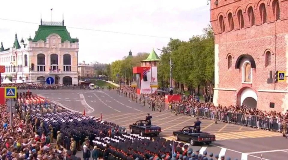 Более 2000 человек приняли участие в военном параде в центре Нижнего Новгорода. Фото: скриншот из онлайн-трансляции.