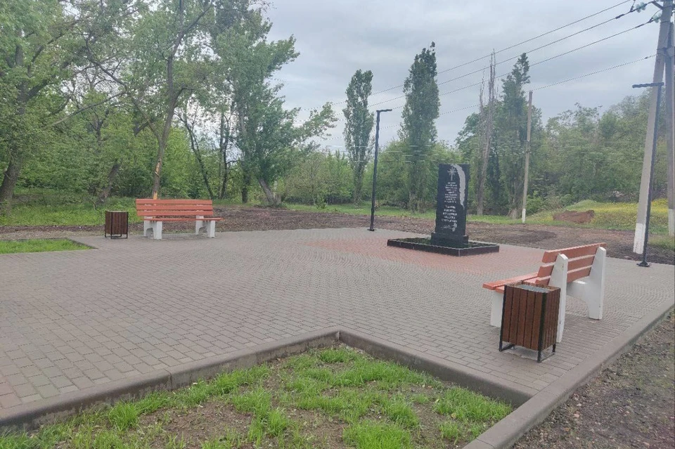 Обелиск установили в 1970 году в память о 1100 жителях района, которых расстреляли и сбросили в шахту немецко-фашистские оккупанты.
