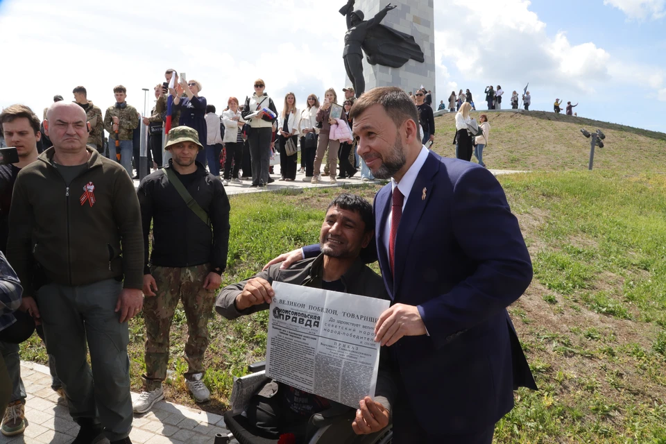 Глава ДНР Денис Пушилин тоже пожелал прикоснуться к страницам истории и взял на память один из экземпляров газеты