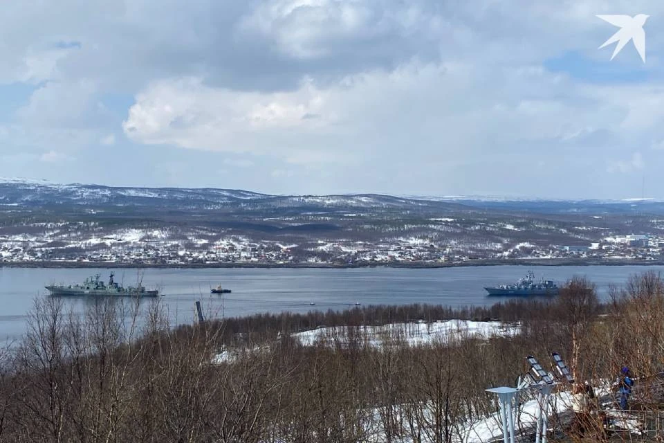 На рейде в Кольском заливе встали большой противолодочный корабль «Североморск» и ракетный крейсер «Маршал Устинов».