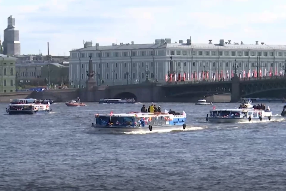 Бессмертная флотилия прошла по рекам и каналам Петербурга. Фото: скриншот видео ТАСС