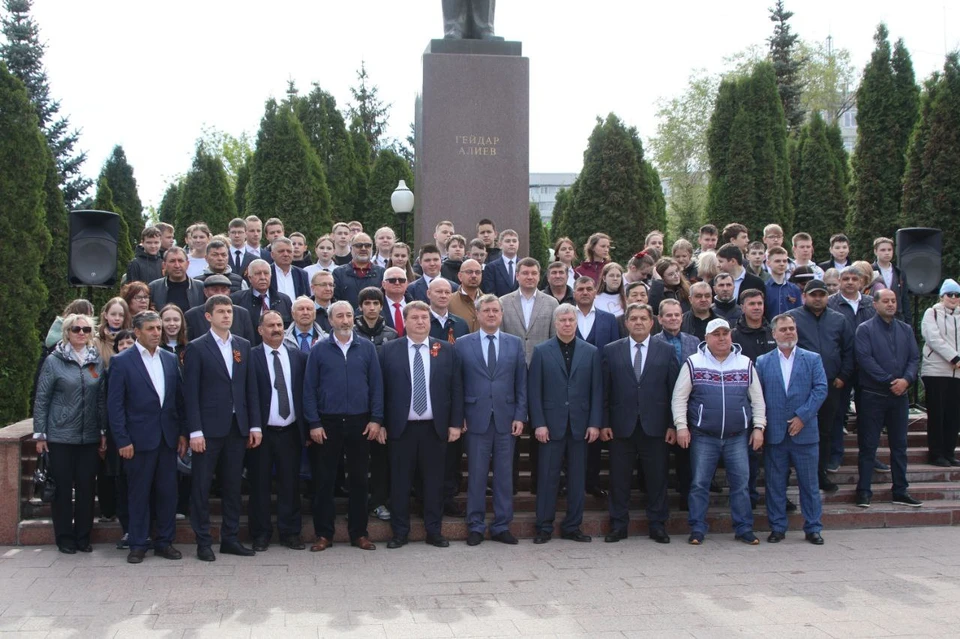 10 мая ульяновцы возложили цветы к памятнику в Засвияжском районе Ульяновска. Фото администрация Ульяновска