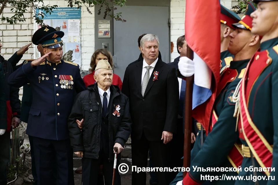 9 мая в Ульяновске провели парад у дома ветерана Великой Отечественной войны. Фото правительство УО