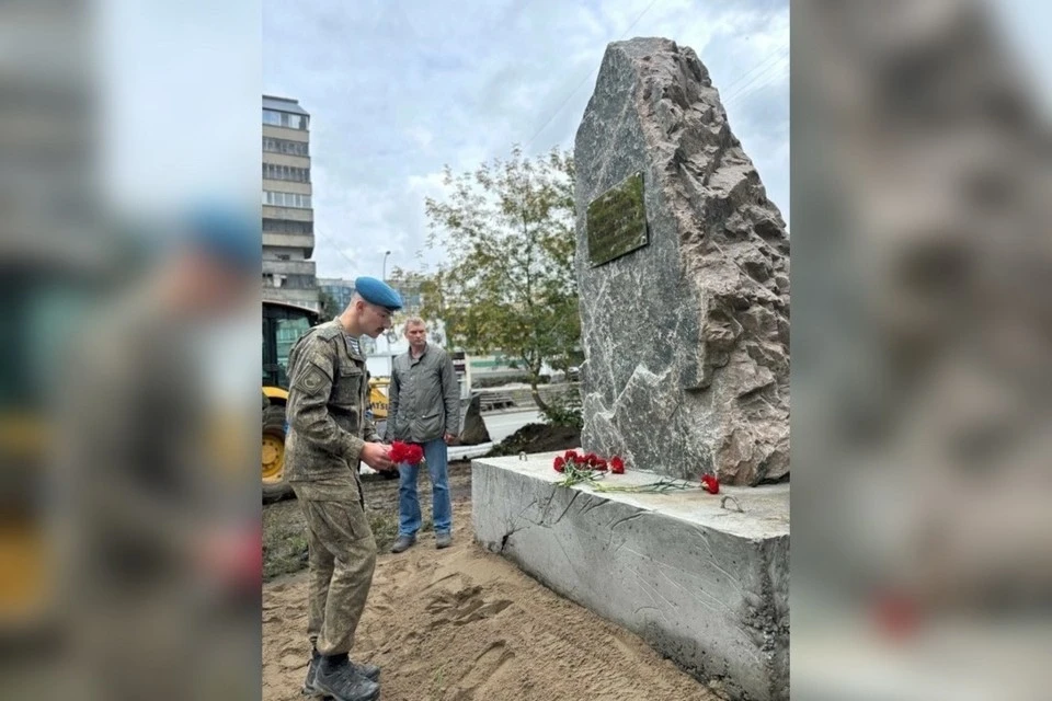 В Новосибирске местные жители очистили камень в сквере героев СВО
