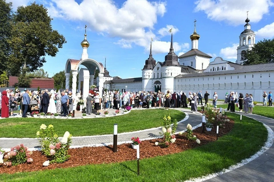 В Толгском монастыре отремонтируют стену.