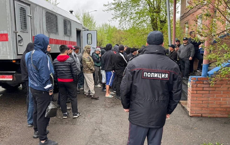 В Ленинском районе Красноярска прошел миграционный рейд. Фото: краевое МВД