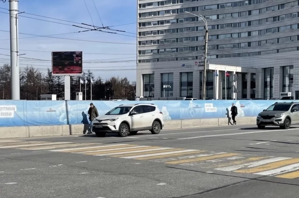 Северян беспокоит, что по проспекту Ленина шагают и пенсионеры, которые идут за пенсией на почту. Фото: Александра Михова / АиФ