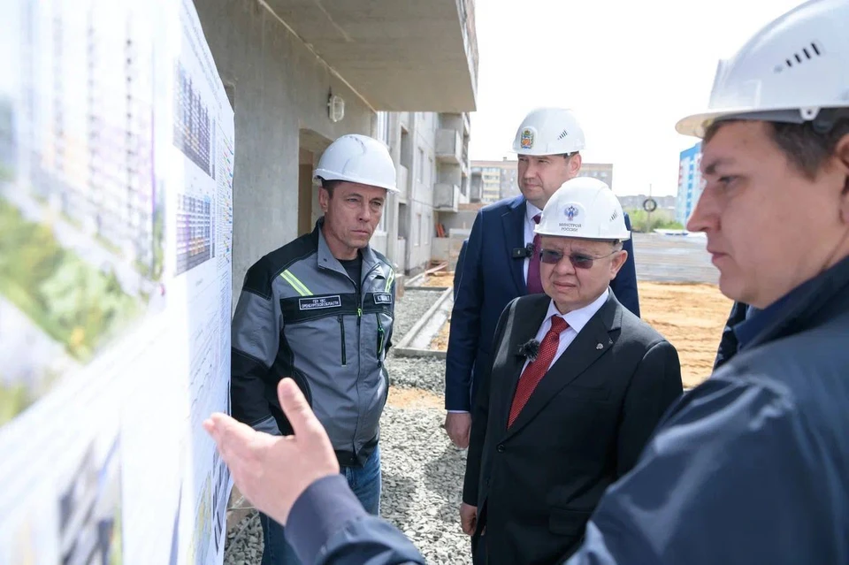 Ирек Файзуллин посетил микрорайон «Звездный». Фото: Минстрой РФ