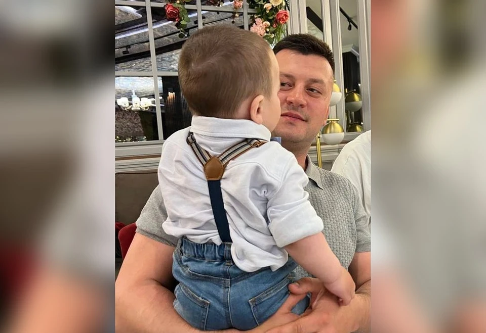 Ратмир Мавлиев на фото с младшим сыном.