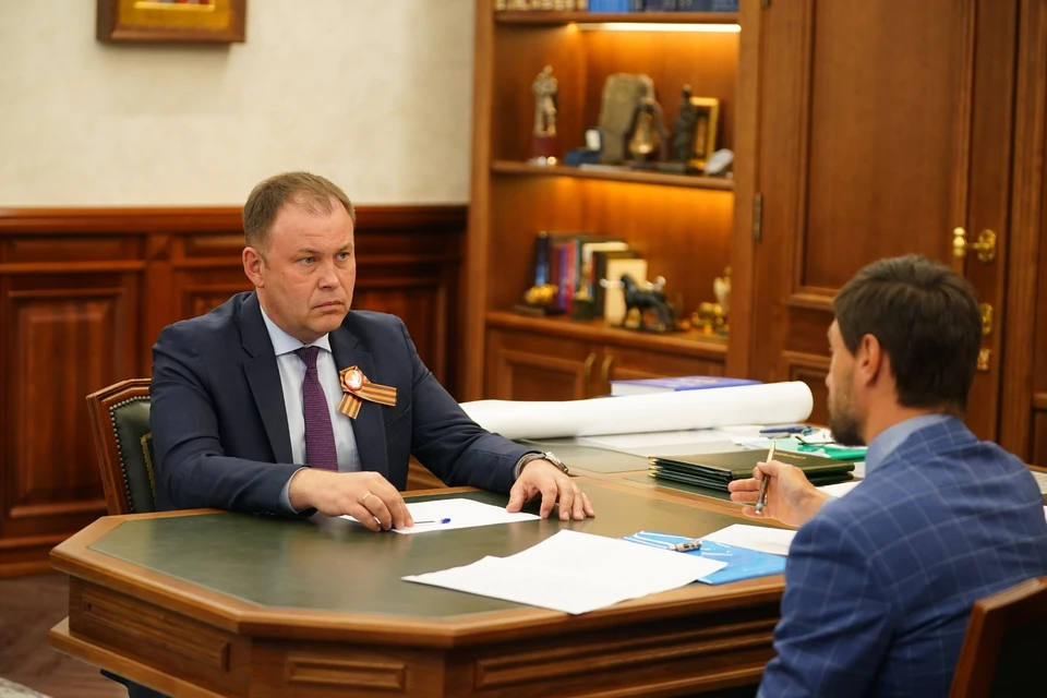 Губернатор Илья Середюк провел рабочую встречу с сенатором РФ Алексеем Синицыным.