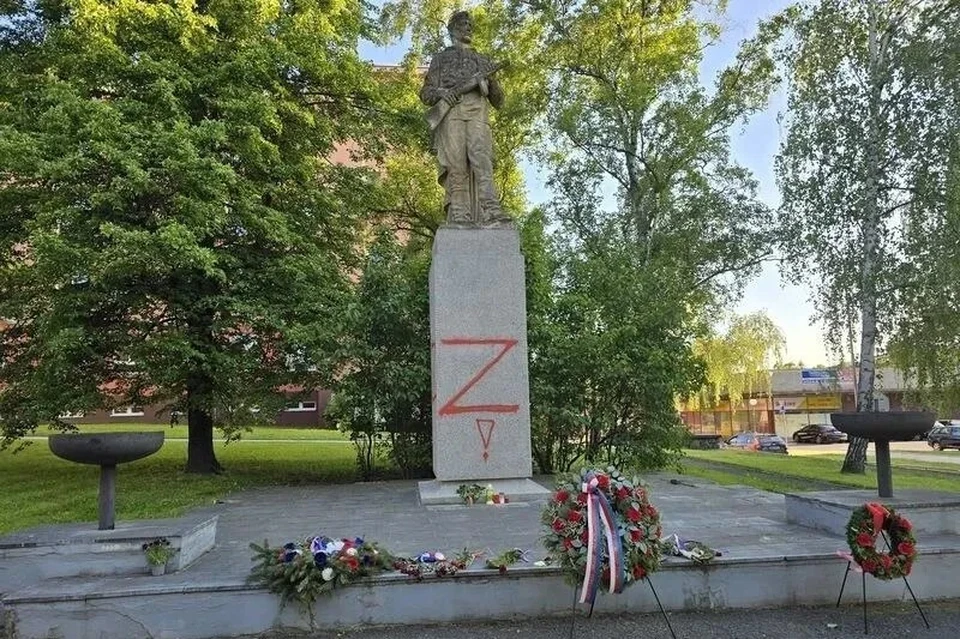 Вандалы нанесли несколько красных рисунков краской на постаменте памятника. Фото: мэрия города Пршеров / Magistrát města Přerova.