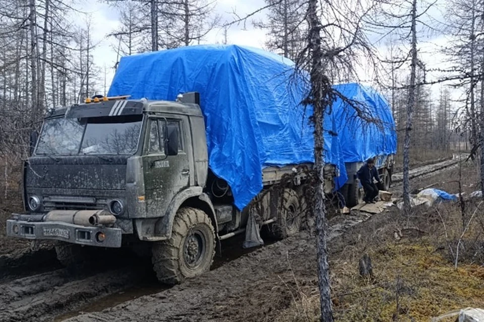 Застрявший на дороге грузовик заметили с воздуха. Фото: Служба спасения Якутии