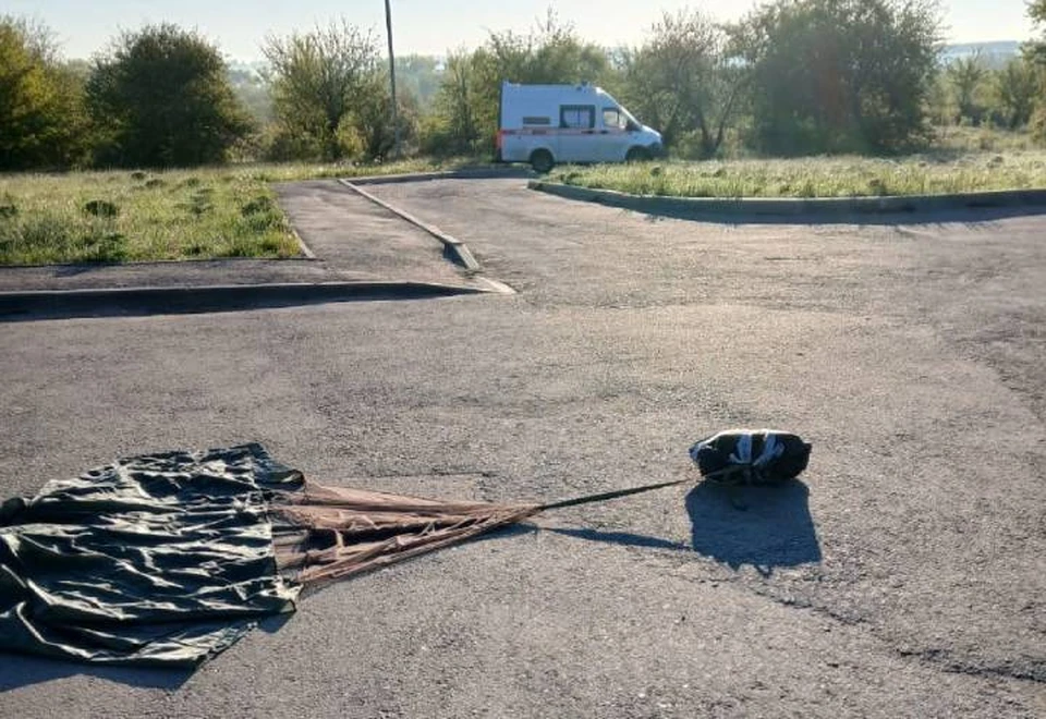 Подозрительная коробка была прикреплена к парашюту.