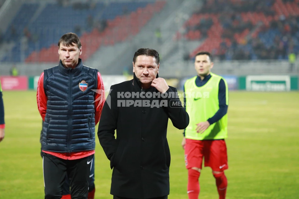 Дмитрий Аленичев (в центре) не тренирует с 2019 года.