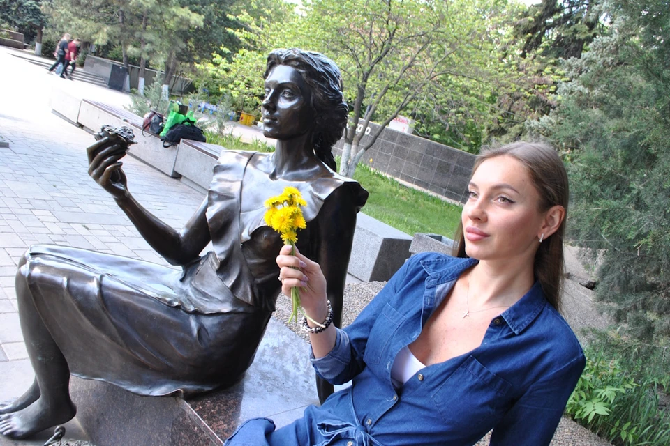 Почти двадцать лет назад Екатерина позировала для скульптуры Цветочницы.