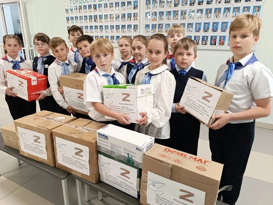 Ребята передали маскировочную сеть, которую сплели сами, канцтовары и медикаменты