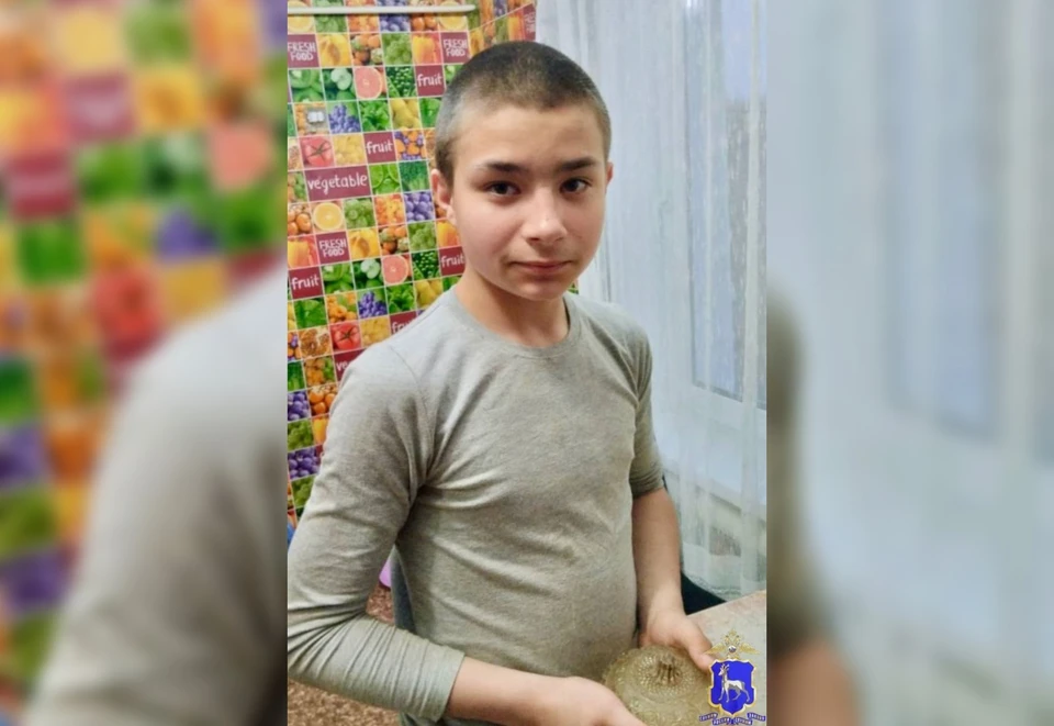 С собой у подростка черный рюкзак.
