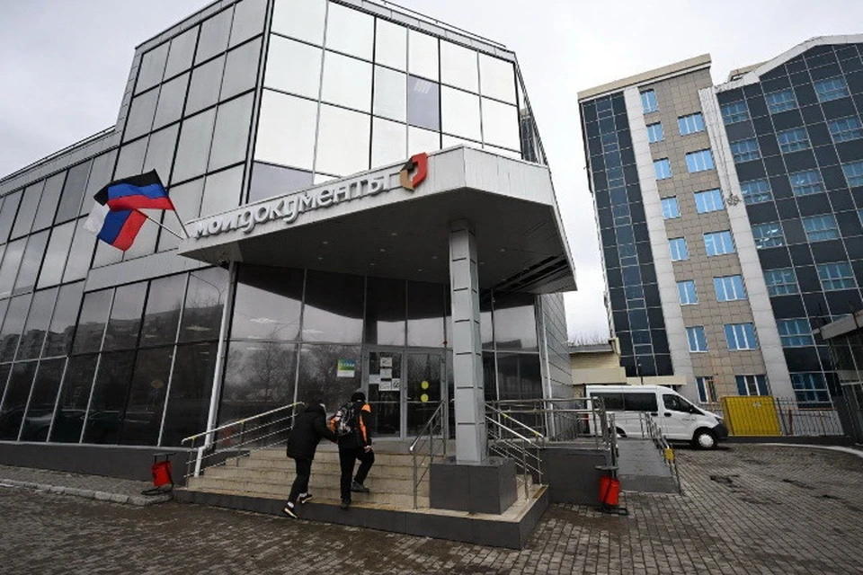 В зоне самообслуживания МФЦ можно оперативно, без очередей, в удобное для вас время получать услуги онлайн. Фото: АГ ДНР