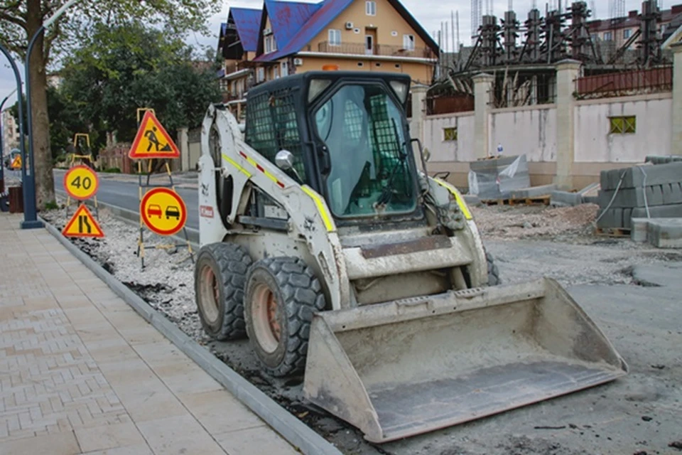 Водитель не убедился, что позади погрузчика никого нет и начал движение