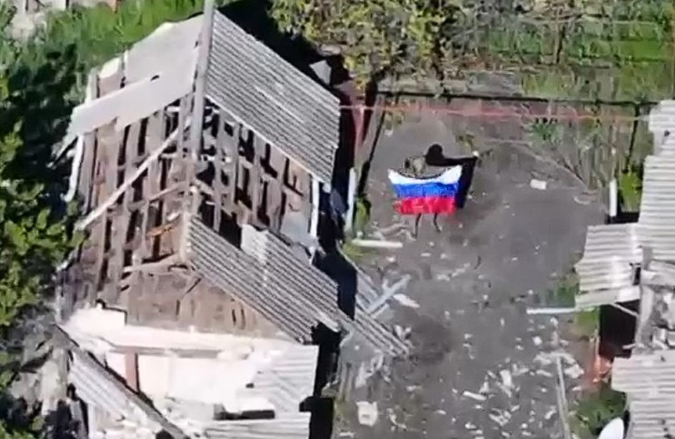 Посреди донецкого села Вольное Поле штурмовики подняли российский флаг