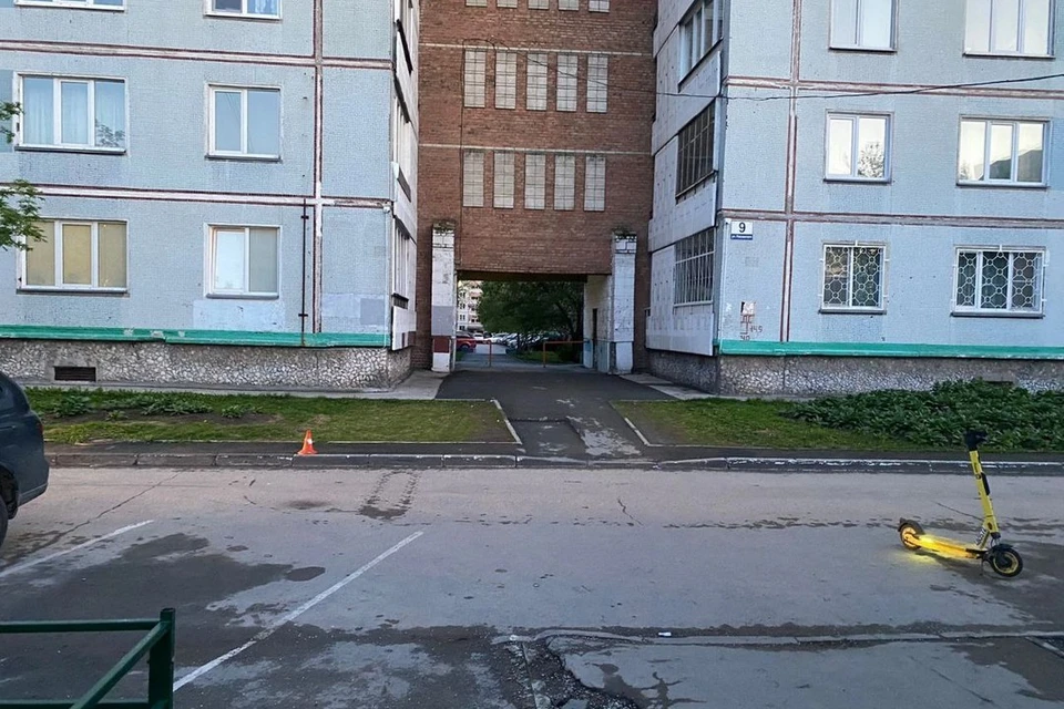 Самокатчик во дворе дома в Новосибирске сбил ребенка. Фото: Госавтоинспекция Новосибирской области