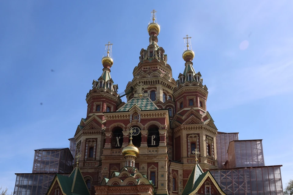 Храм Петра и Павла в Петергофе совсем скоро избавится от строительных лесов. Фото: Смольный