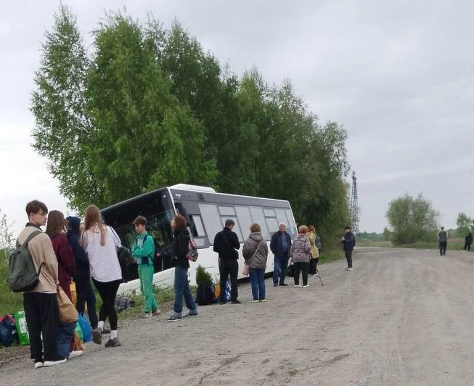 По дороге на Фадино пассажирский автобус провалился в кювет. Фото: телеграм-канал «Инцидент Омск»