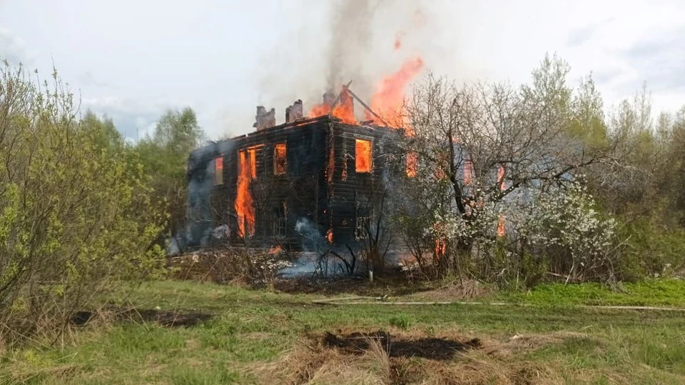 В Переславском районе тушили старое общежитие
