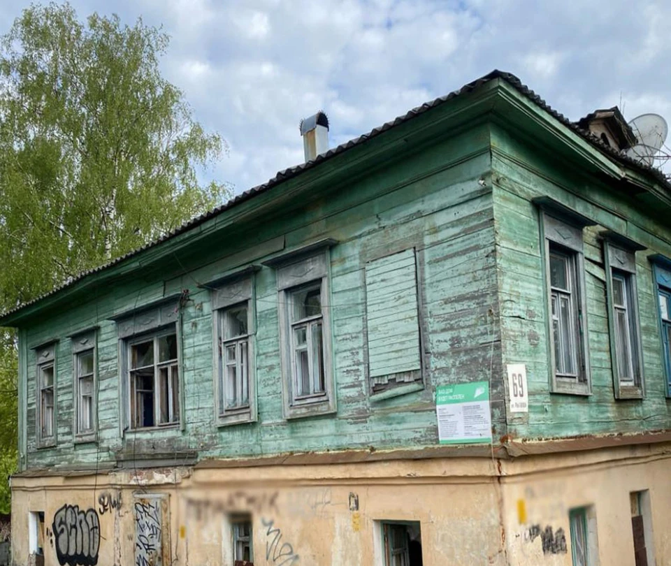 Сейчас дом выглядит заброшенным.