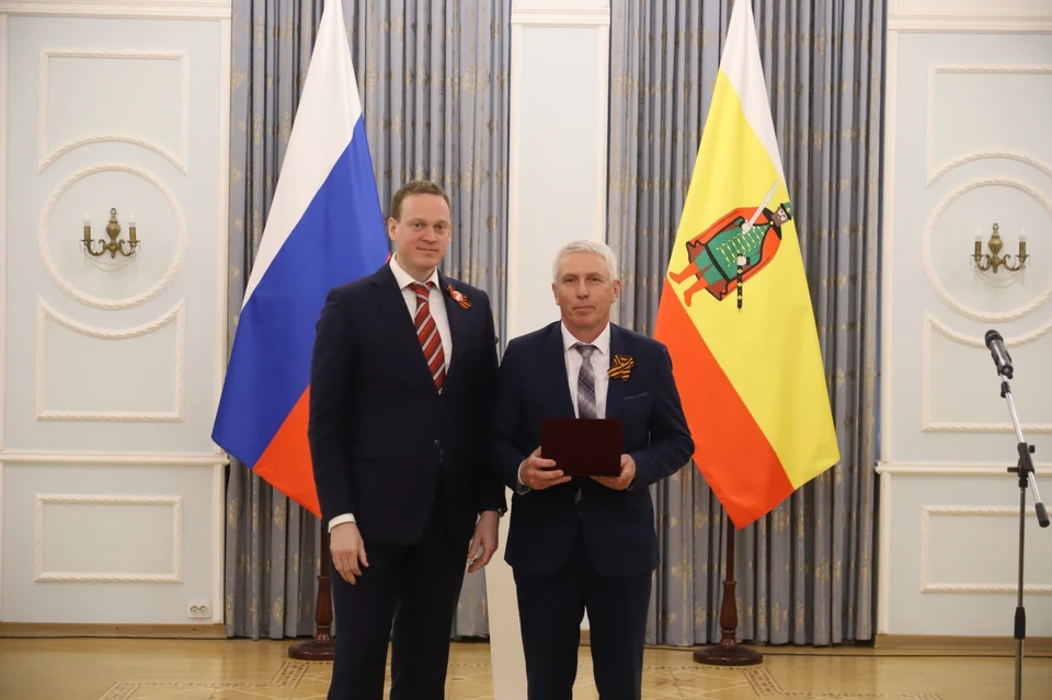 Валерий Еремин (справа) получил из рук губернатора Павла Малкова знак «За безупречную службу» XX лет.