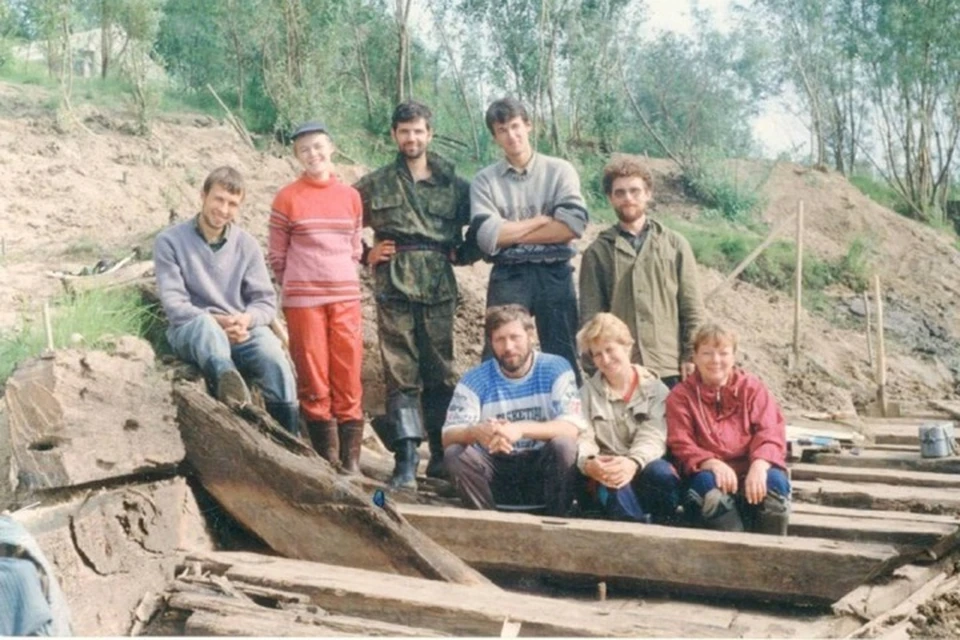 Участники археологической экспедиции с уникальной находкой в 1999 году. Фото: администрация Нижневартовска